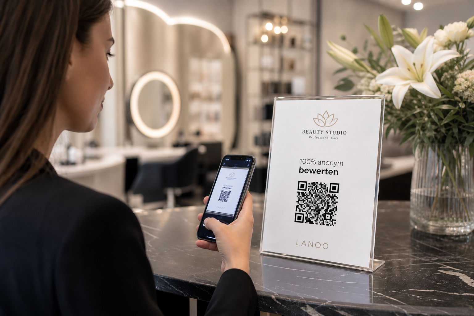 Kundin scannt LANOO QR-Code in einem Beauty-Studio