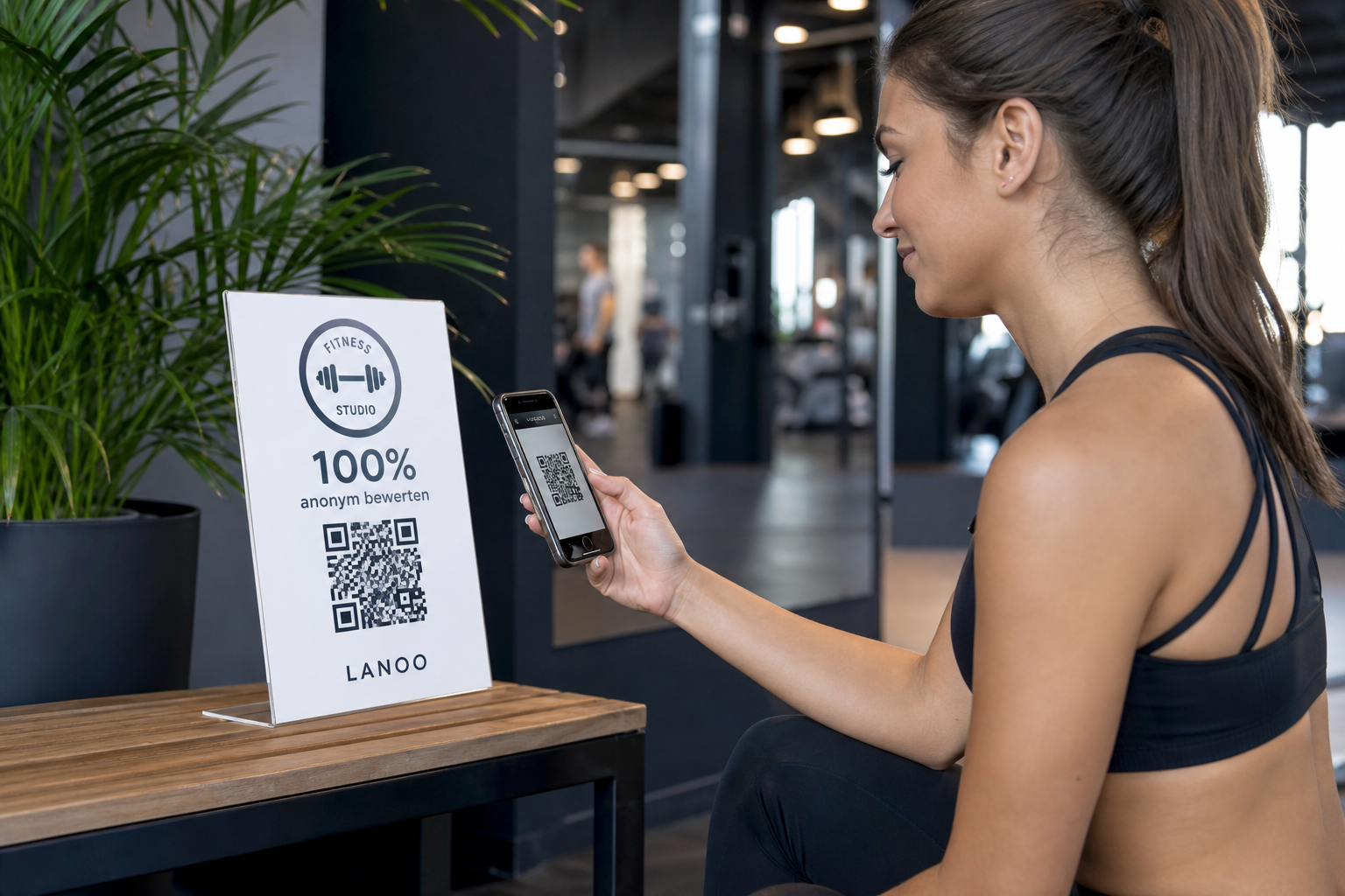 Mitglied scannt LANOO QR-Code im Fitnessstudio